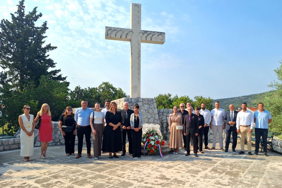 Vijećnici HDZ-a i članovi Općinske organizacije te prestavnici braniteljskih udruga položili vijence na Spomen obilježju