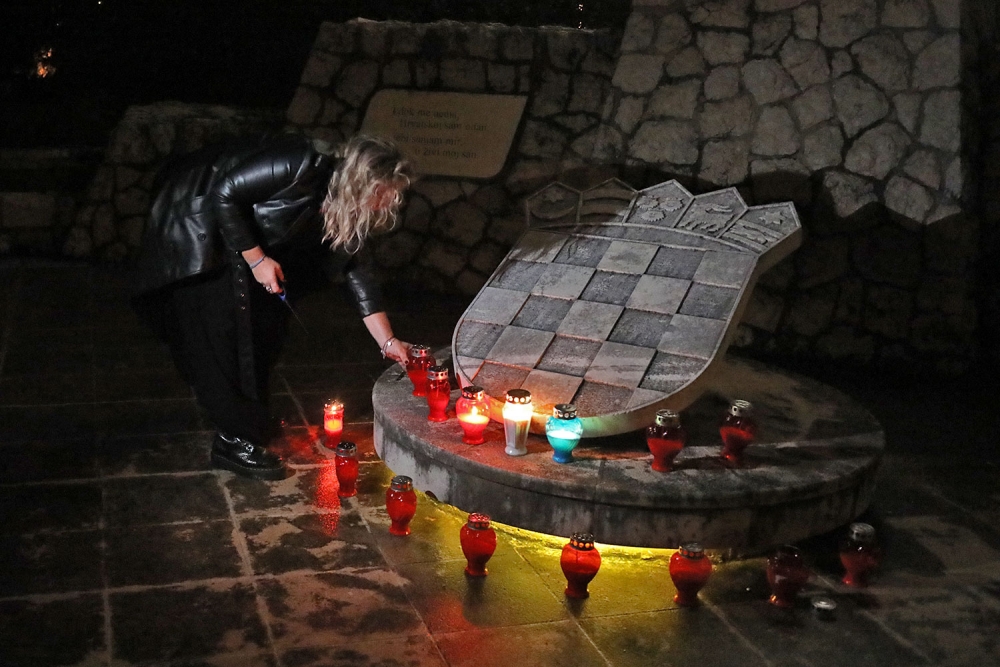 Na Spomen obilježju u Mandaljeni upaljene svijeće u spomen na žrtve Grada heroja i &Scaron;kabrnje